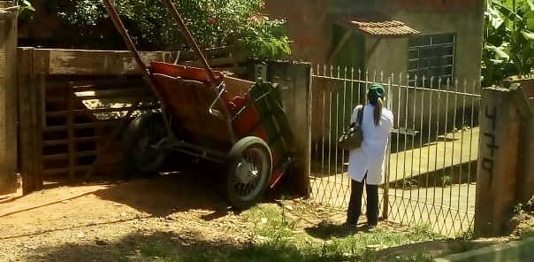 São 92 profissionais, com crachás e uniformes que visitam as casas com questionários formulados para a Atenção Básica de Saúde – SUS. (Divulgação/ Prefeitura de Itapetininga)