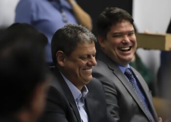 O governador do Estado de São Paulo, Tarcísio de Freitas (Republicanos) em reunião no Palácio dos Bandeirantes. (Divulgação/ Governo do Estado de São Paulo).