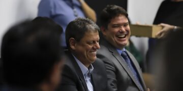 O governador do Estado de São Paulo, Tarcísio de Freitas (Republicanos) em reunião no Palácio dos Bandeirantes. (Divulgação/ Governo do Estado de São Paulo).
