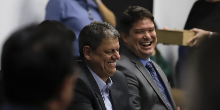 O governador do Estado de São Paulo, Tarcísio de Freitas (Republicanos) em reunião no Palácio dos Bandeirantes. (Divulgação/ Governo do Estado de São Paulo).