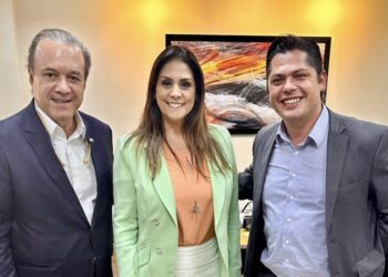 O secretário estadual de Saúde, Eleuses Paiva, a deputada federal, Simone Marquetto e o prefeito Jeferson Brun. (Divulgação)