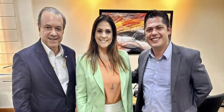 O secretário estadual de Saúde, Eleuses Paiva, a deputada federal, Simone Marquetto e o prefeito Jeferson Brun. (Divulgação)