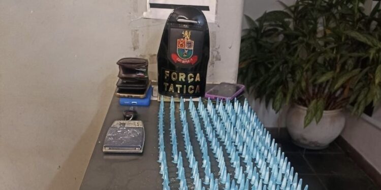 A PM apreendeu 284 porções de cocaína, duas porções a granel, uma balança de precisão e objetos para o preparo da droga para venda. (Divulgação/Polícia Militar).