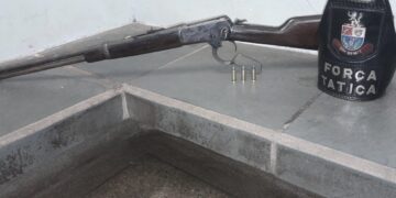 Durante a operação, os PMs apreenderam uma Carabina Rossi e munições. (Divulgação/ Polícia Militar)