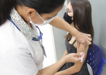 Profissional da saúde aplica vacina contra a COVID-19 em Itapetininga. (Divulgação/Prefeitura de Itapetininga).