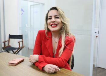 Dividida entre as artes de representar e cantar, Mileine ganhou o mundo e hoje segue mostrando sua música. (William Furtado)