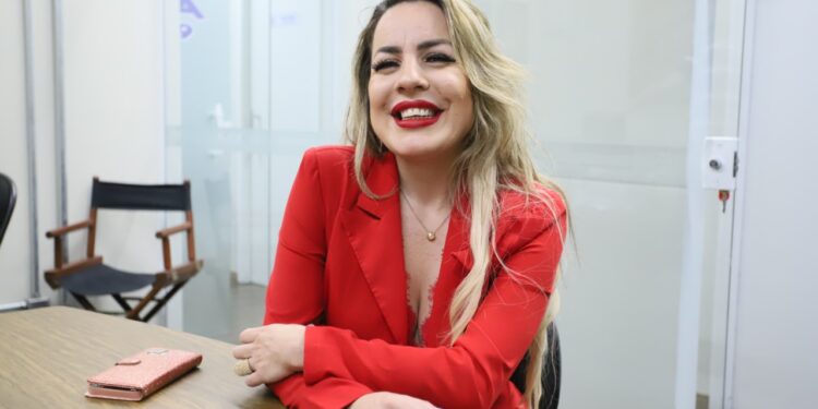 Dividida entre as artes de representar e cantar, Mileine ganhou o mundo e hoje segue mostrando sua música. (William Furtado)