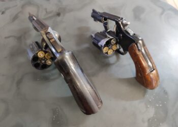 No local foram apreendidas duas armas de fogo com as numerações suprimidas. (Divulgação/Polícia Militar).