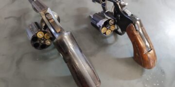 No local foram apreendidas duas armas de fogo com as numerações suprimidas. (Divulgação/Polícia Militar).