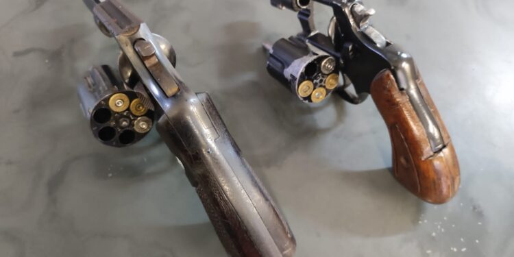 No local foram apreendidas duas armas de fogo com as numerações suprimidas. (Divulgação/Polícia Militar).