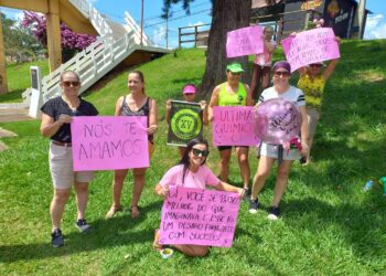 Amigos fazem homenagem a Cibele Picoli Orsi após sua última sessão de quimioterapia. (Arquivo Pessoal)