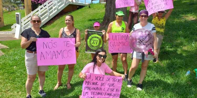 Amigos fazem homenagem a Cibele Picoli Orsi após sua última sessão de quimioterapia. (Arquivo Pessoal)