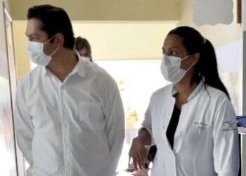 O prefeito Jeferson Brun durante visita a uma unidade de Saúde. (Divulgação/Prefeitura de Itapetininga)