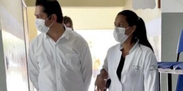 O prefeito Jeferson Brun durante visita a uma unidade de Saúde. (Divulgação/Prefeitura de Itapetininga)