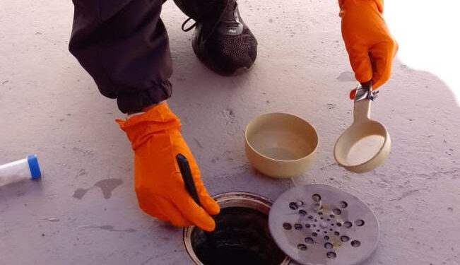 Durante o decorrer de todo o ano, as equipes de Controle de Vetores, setor vinculado à Secretaria de Saúde, realizam ações de controle, prevenção e conscientização com relação à proliferação do mosquito transmissor da dengue. (Divulgação/ Prefeitura de Itapetininga)