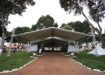 Uma estrutura está sendo montada na Praça do Jardim Paulista. (William Furtado)