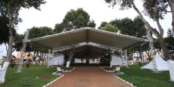 Uma estrutura está sendo montada na Praça do Jardim Paulista. (William Furtado)