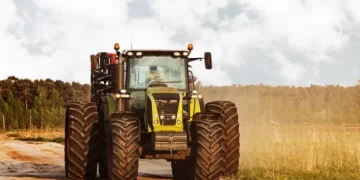 Trator passa por estrada na zona rural de Itapetininga. (Divulgação/Prefeitura de Itapetininga)