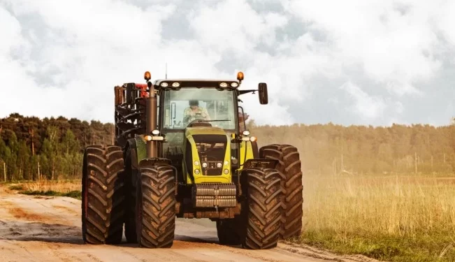 Trator passa por estrada na zona rural de Itapetininga. (Divulgação/Prefeitura de Itapetininga)