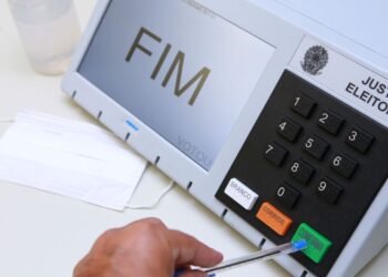 A urna eletrônica, o aparelho responsável pela contabilização dos votos dos eleitores brasileiros, foi criada em 1995 e utilizada pela primeira vez em 1996. (Agência Brasil).