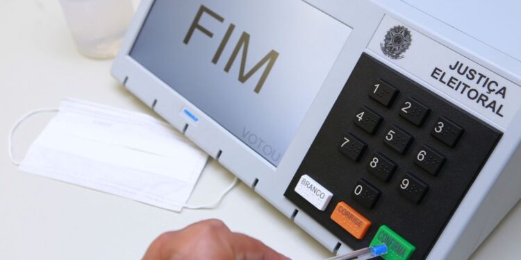 A urna eletrônica, o aparelho responsável pela contabilização dos votos dos eleitores brasileiros, foi criada em 1995 e utilizada pela primeira vez em 1996. (Agência Brasil).