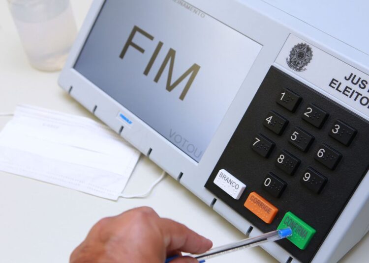 A urna eletrônica, o aparelho responsável pela contabilização dos votos dos eleitores brasileiros, foi criada em 1995 e utilizada pela primeira vez em 1996. (Agência Brasil).