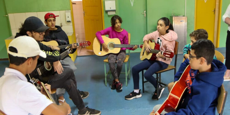 O Programa Parada Jovem oferece oficinas culturais, esportivas, pedagógicas e recreativas em Itapetininga. (Divulgação/ Prefeitura de Itapetininga).