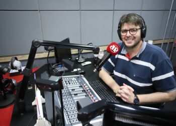 Milton Júnior, diretor da rádio Jovem Pan Itapetininga, no estúdio do programa Manhã da Pan. (William Furtado)