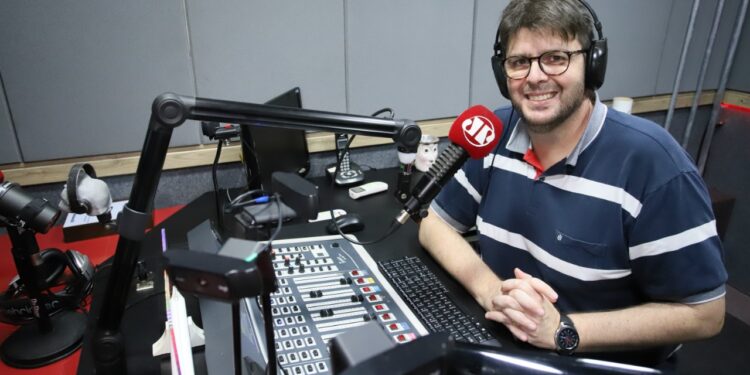 Milton Júnior, diretor da rádio Jovem Pan Itapetininga, no estúdio do programa Manhã da Pan. (William Furtado)