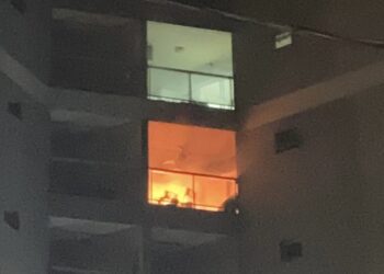 Um incêndio em um apartamento mobilizou bombeiros na Vila La Brunetti, em Itapetininga (SP), na noite desta quarta-feira (25).