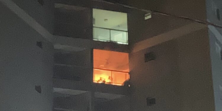 Um incêndio em um apartamento mobilizou bombeiros na Vila La Brunetti, em Itapetininga (SP), na noite desta quarta-feira (25).