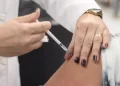 De acordo com a Secretaria de Saúde, o objetivo da ação é ampliar ainda mais o acesso da população às doses, com o horário noturno, e aumentar a cobertura vacinal no município. A ação segue por tempo indeterminado. (Divulgação/ Prefeitura de Itapetininga)