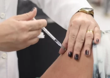 De acordo com a Secretaria de Saúde, o objetivo da ação é ampliar ainda mais o acesso da população às doses, com o horário noturno, e aumentar a cobertura vacinal no município. A ação segue por tempo indeterminado. (Divulgação/ Prefeitura de Itapetininga)