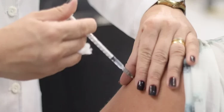 De acordo com a Secretaria de Saúde, o objetivo da ação é ampliar ainda mais o acesso da população às doses, com o horário noturno, e aumentar a cobertura vacinal no município. A ação segue por tempo indeterminado. (Divulgação/ Prefeitura de Itapetininga)