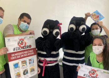 Para conscientizar sobre a importância da adoção de cuidados caseiros de prevenção à dengue, foram realizadas conversas e panfletagem de forma lúdica com dois "mosquitos" fantasiados. (Divulgação/HLOB)