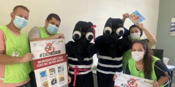 Para conscientizar sobre a importância da adoção de cuidados caseiros de prevenção à dengue, foram realizadas conversas e panfletagem de forma lúdica com dois "mosquitos" fantasiados. (Divulgação/HLOB)