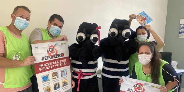 Para conscientizar sobre a importância da adoção de cuidados caseiros de prevenção à dengue, foram realizadas conversas e panfletagem de forma lúdica com dois "mosquitos" fantasiados. (Divulgação/HLOB)