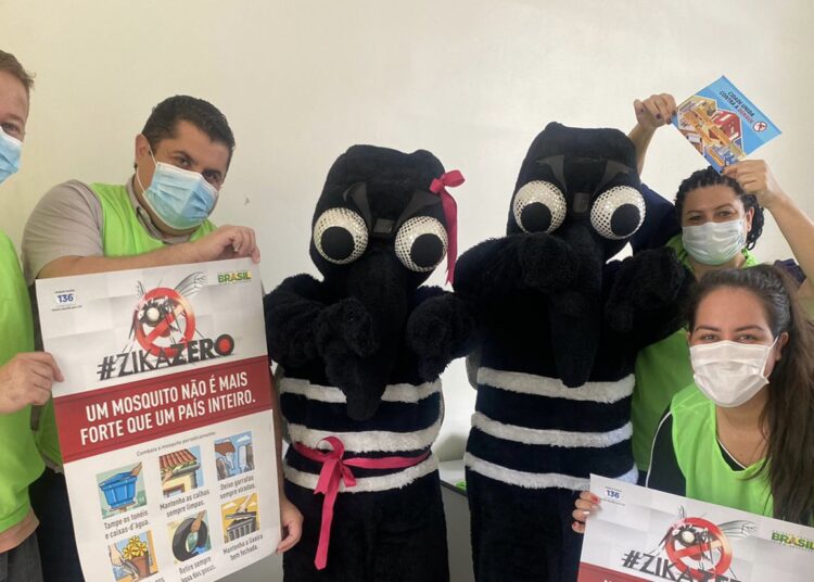 Para conscientizar sobre a importância da adoção de cuidados caseiros de prevenção à dengue, foram realizadas conversas e panfletagem de forma lúdica com dois "mosquitos" fantasiados. (Divulgação/HLOB)