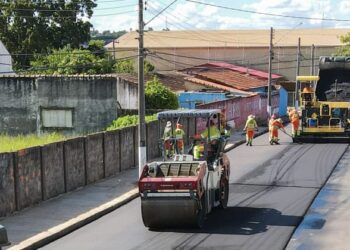 Equipes trabalham em obras de pavimentação em Itapetininga. (Divulgação/Prefeitura de Itapetininga)