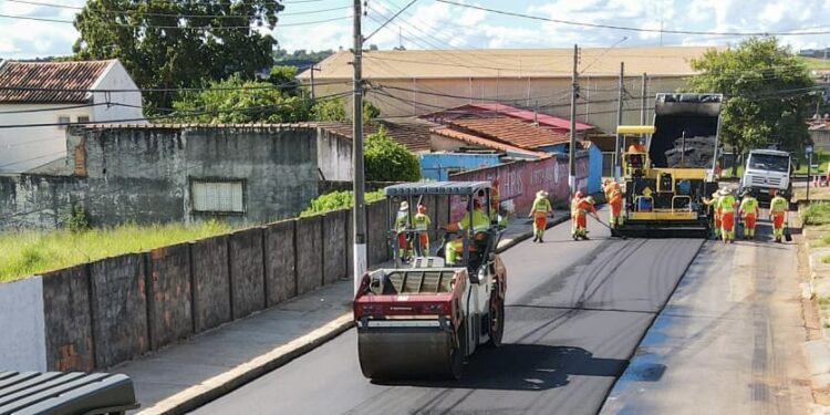 Equipes trabalham em obras de pavimentação em Itapetininga. (Divulgação/Prefeitura de Itapetininga)