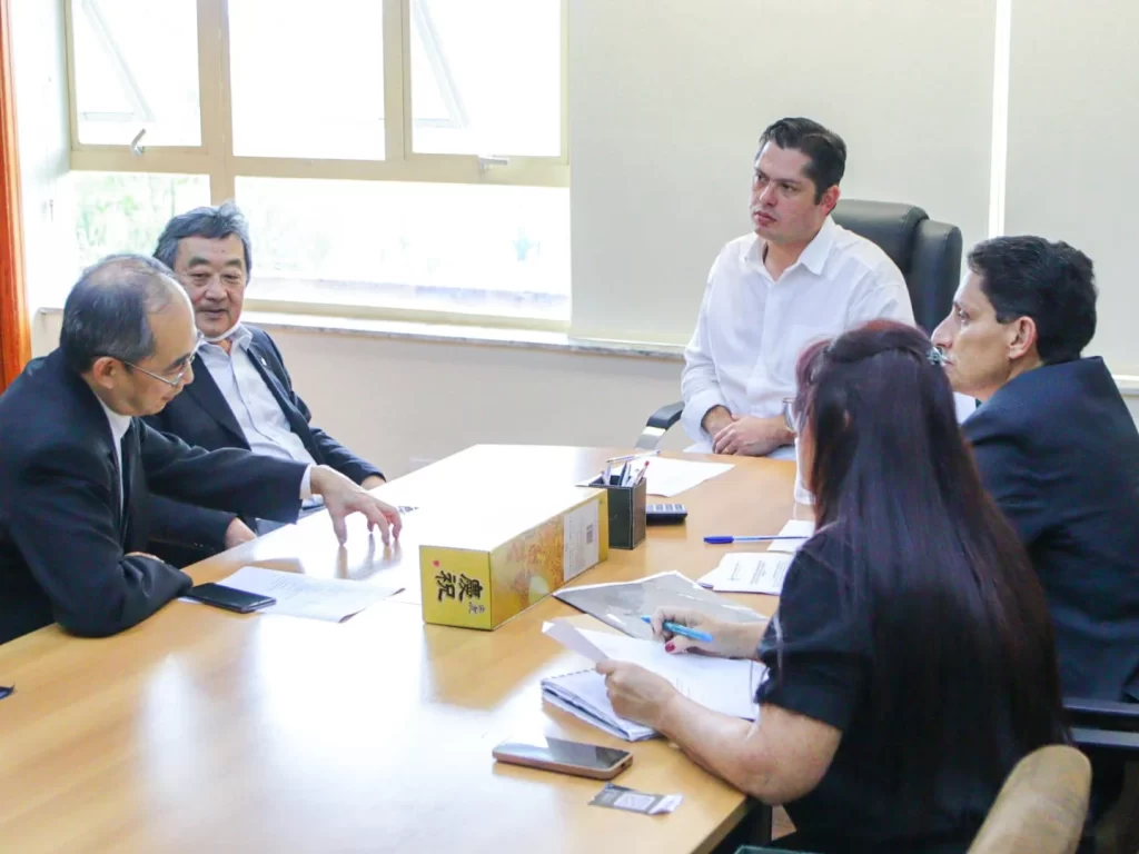 O prefeito Jeferson Brun (PSDB) se reuniu com diretores da Enkyo e do HLOB. (Divulgação/Prefeitura de Itapetininga)