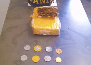 Foram apreendidos um tijolo de maconha dividido em duas partes, um aparelho celular e três reais em moedas.(Divulgação)