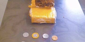 Foram apreendidos um tijolo de maconha dividido em duas partes, um aparelho celular e três reais em moedas.(Divulgação)