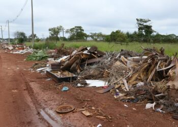Na Chapadinha, uma rua de terra e tomada por lixo e entulho. (William Furtado)