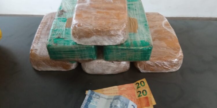 A Polícia Militar apreendeu seis tijolos de crack e R$ 42 em dinheiro. (Divulgação/ Polícia Militar)