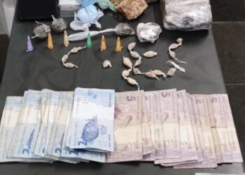Com as suspeitas foram apreendidos drogas e dinheiro. (Divulgação/ Polícia Militar)