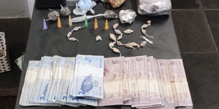 Com as suspeitas foram apreendidos drogas e dinheiro. (Divulgação/ Polícia Militar)