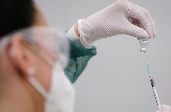 Para se vacinar, é necessário apresentar o comprovante de vacinação, documentos pessoais com foto e número do CPF e também comprovante de endereço. (Divulgação/Governo do Estado de São Paulo)