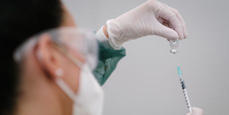 Para se vacinar, é necessário apresentar o comprovante de vacinação, documentos pessoais com foto e número do CPF e também comprovante de endereço. (Divulgação/Governo do Estado de São Paulo)