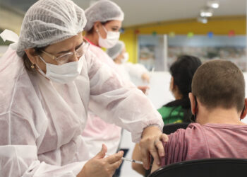 Para se vacinar, a pessoa deve apresentar comprovante de vacinação, comprovante de endereço, documentos pessoais com foto e número do CPF. (Divulgação/Prefeitura de Itapetininga).